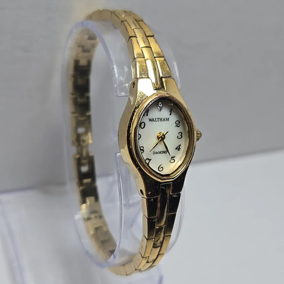 Womens Waltham Diamond Classic 17mm Oval Gold Tone MOP Watch WAW047 New Battery - Picture 4 of 10